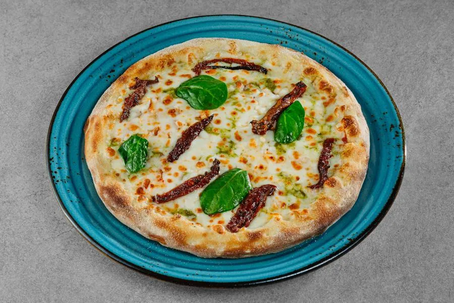 Пицца с вялеными томатами и соусом песто 20см